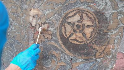 Pr&oacute;by chemicznego usuwania sczernień z powierzchni sgraffita (ul. Sobieskiego 5). Fot. ze zbior&oacute;w autorki